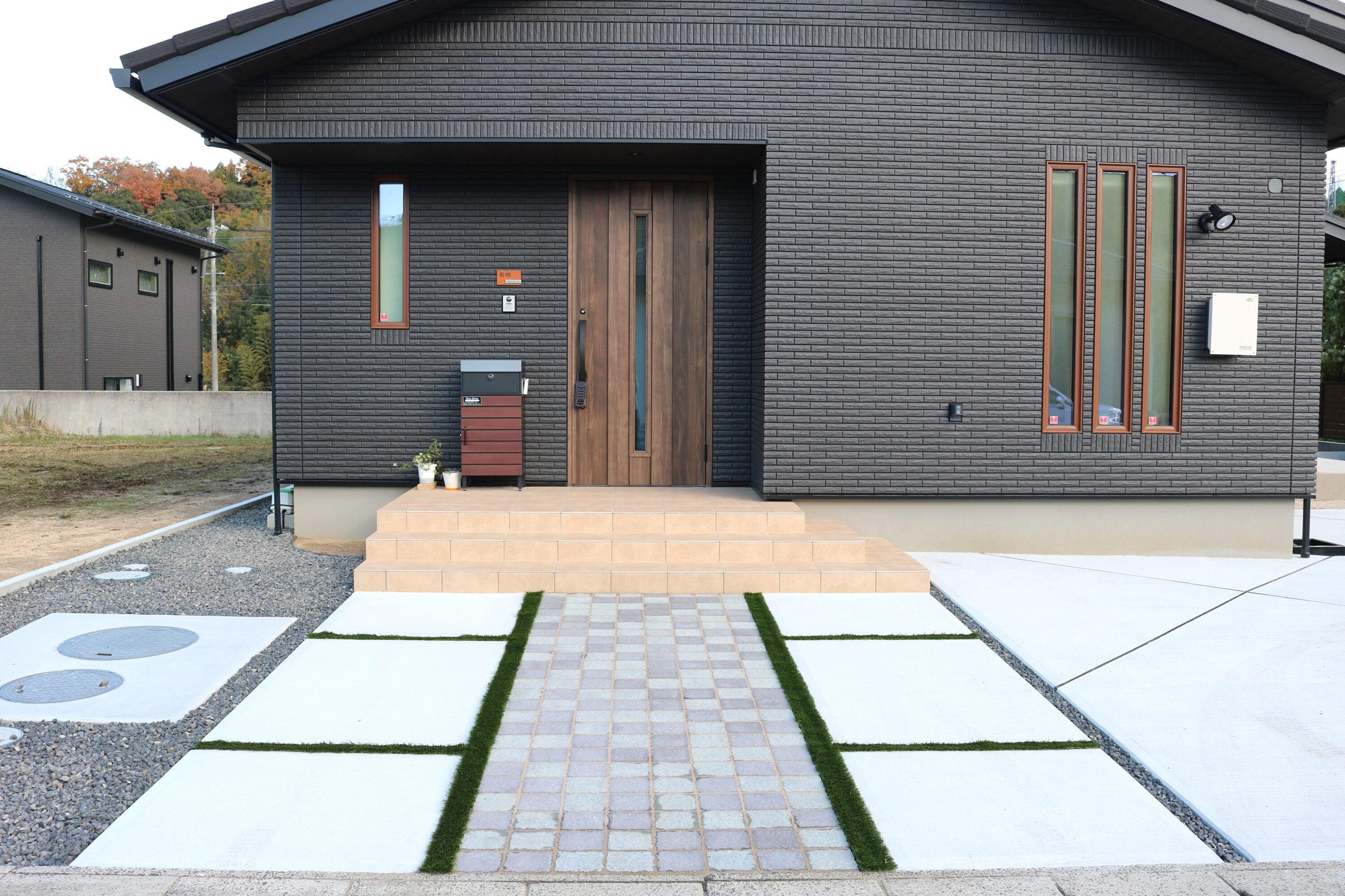 出雲市 エクステリア施工 デザイン性の高い玄関前アプローチ」