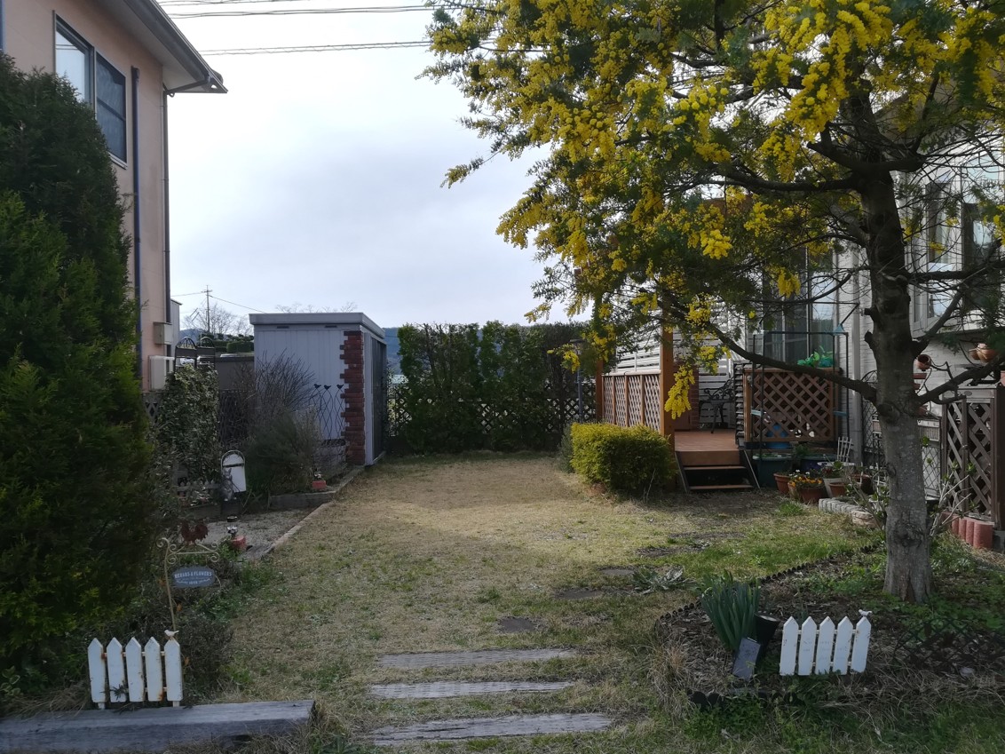 出雲市の住宅で子どもが安心して遊べる人工芝の庭施工例