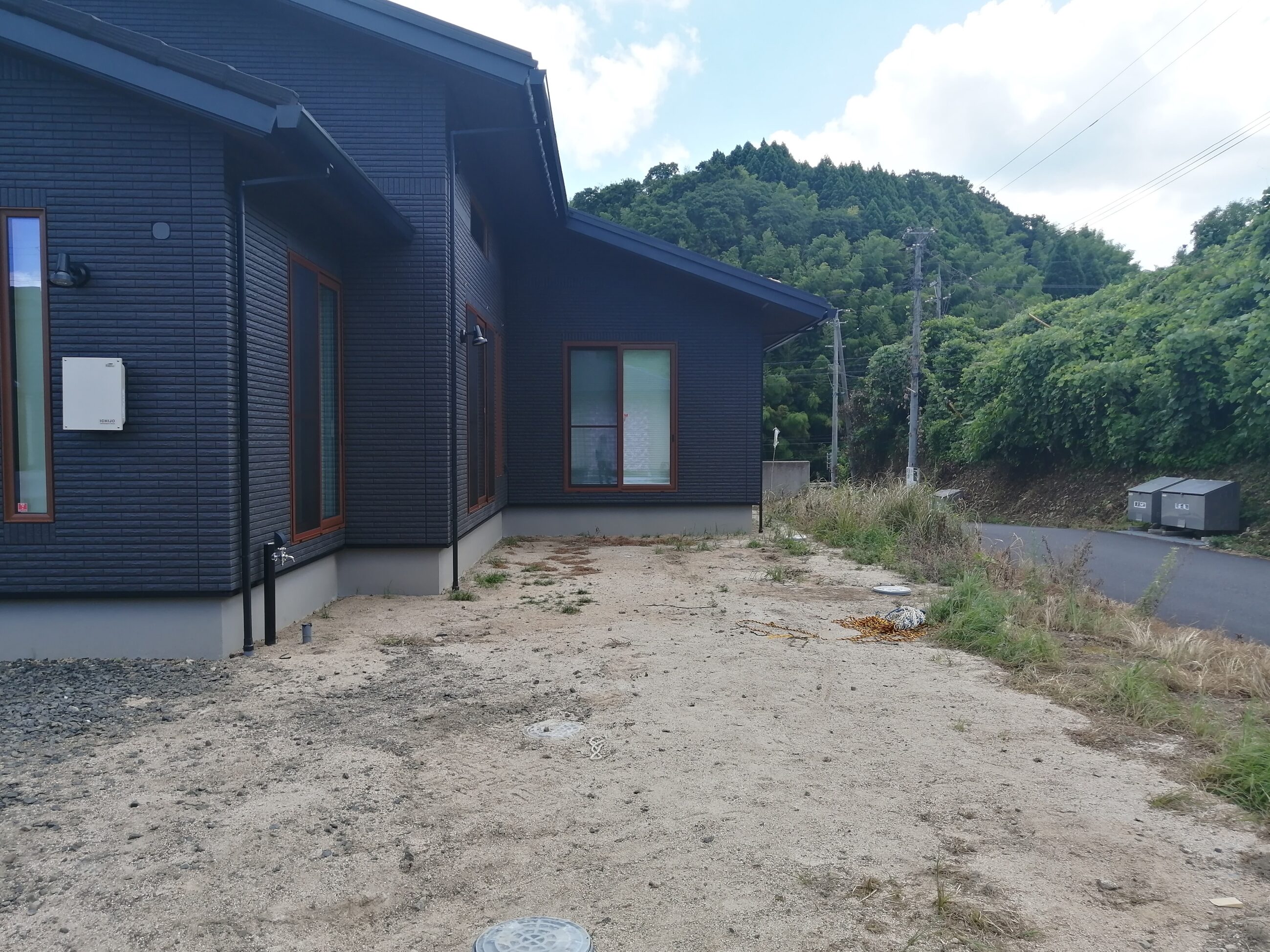 出雲市 外構リフォーム 施工前の駐車場と玄関周りの様子