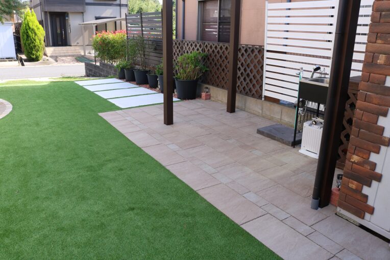 出雲市の住宅で子どもが安心して遊べる人工芝の庭施工例