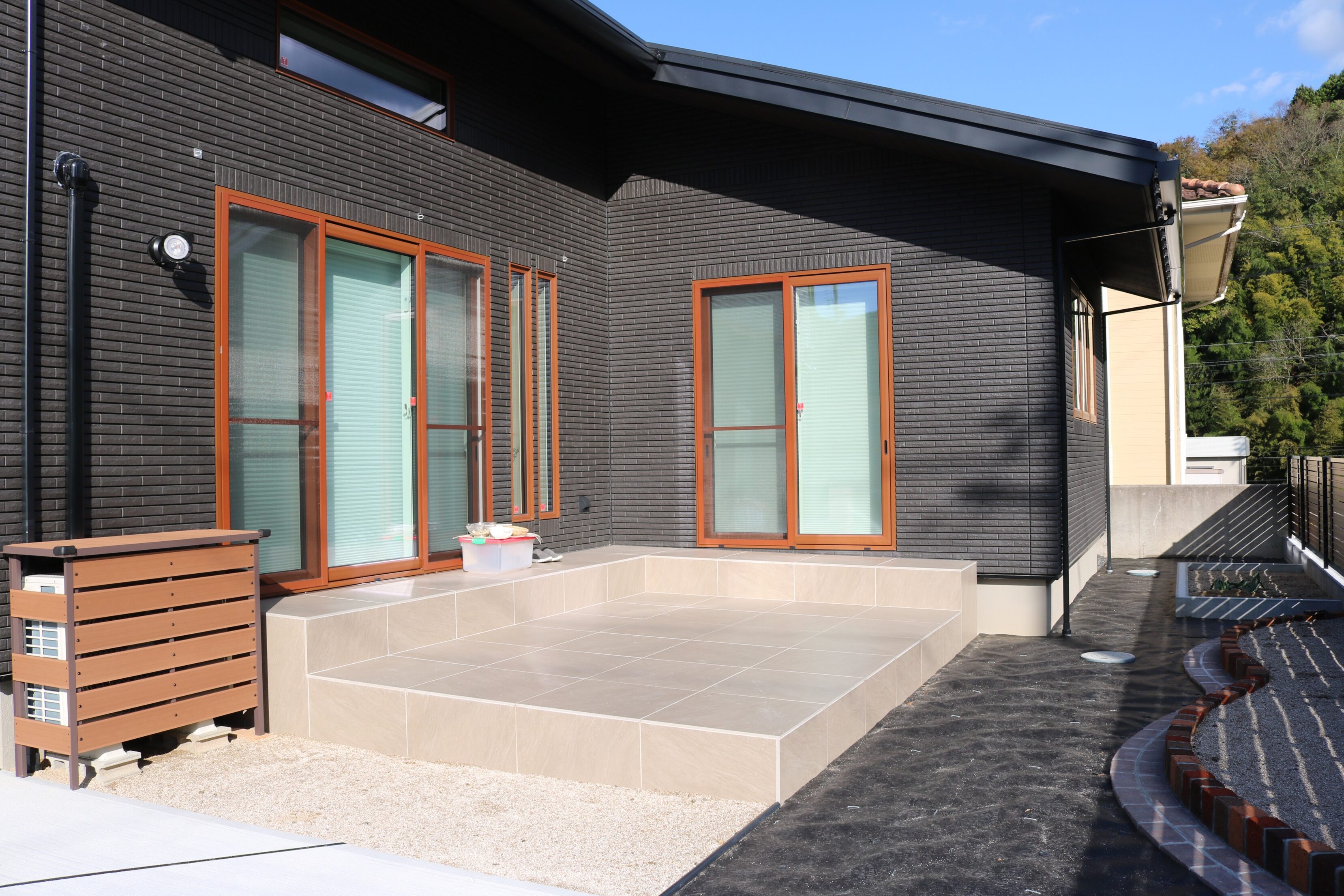 出雲市 外構リフォーム 完成後の駐車場と外構全体の写真