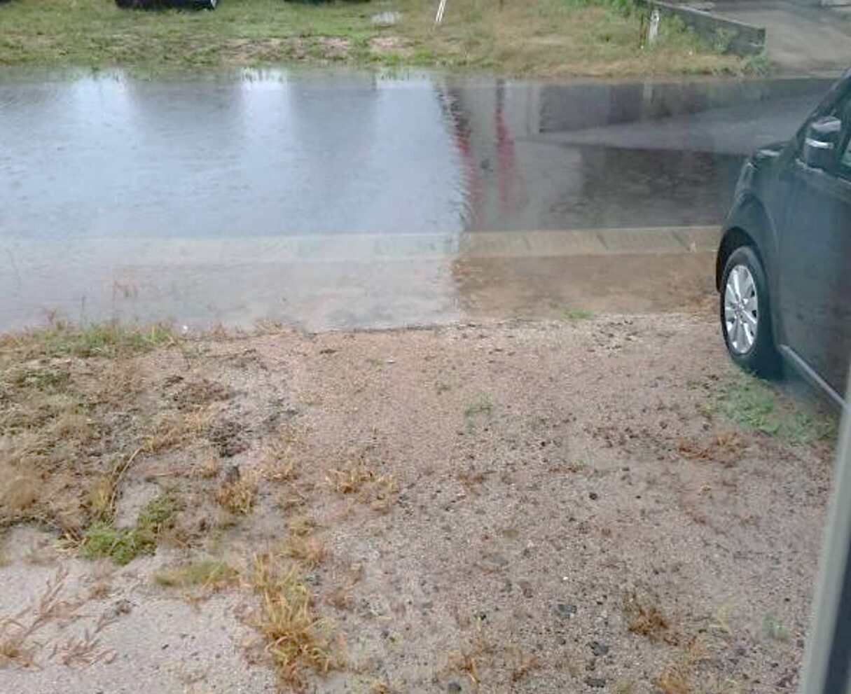 出雲市 外構リフォーム 施工前の庭と駐車場の写真