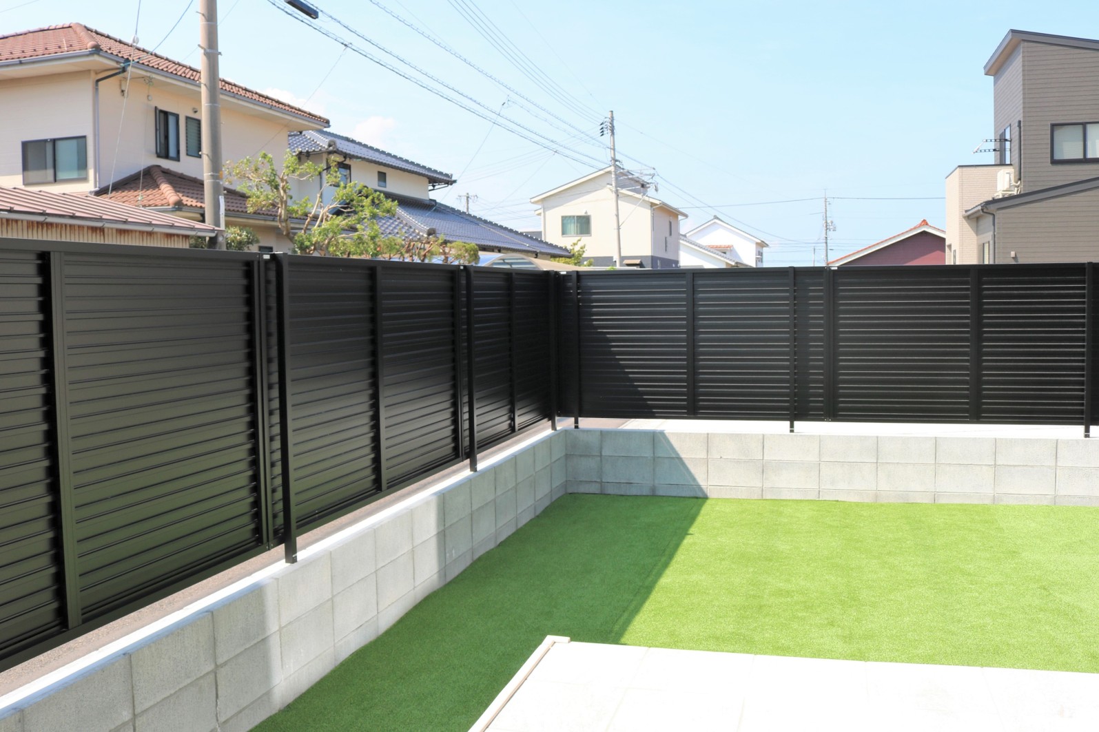 出雲市で施工した完全目隠しフェンスと人工芝の庭